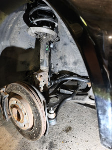 Photo de galerie - Remplacement biellettes barre stabilisatrices et rotules de direction Mercedes 
