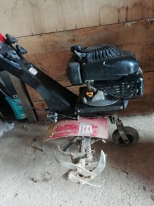 Photo de galerie - Bonjour
Je loue un petit motoculteur facile à  transporter et d'utilisation.
Idéal pour petite surface. 