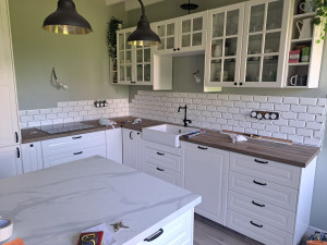 Photo de galerie - Pose de cuisine aménagée avec faience en cours .
