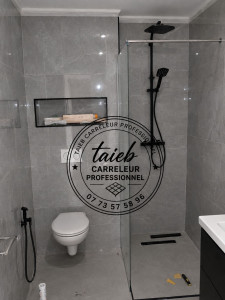 Photo de galerie - Rénovation de salle de bain avec pose de carrelage mural et au sol. Travail soigné, découpes précises et finitions de qualité