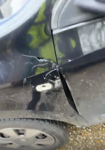 Photo de galerie - Portière avant gauche endommagé 