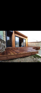 Photo de galerie - Terrasse sur plots en bois de mélèze avec extension en ossature bois 