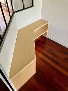 Photo de galerie - Banquette et étagère sur mesure.