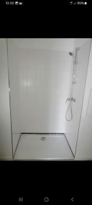 Photo de galerie - Pose du receveur et la colonne de douche 