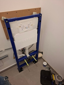 Photo de galerie - Pose WC suspendu Geberit avec habillage placo et peinture.