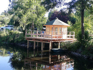 Photo de galerie - Création d'un terrasse en bois sur pilotis et assemblage d'un kiosque en kit