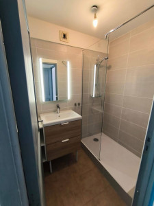 Photo de galerie - Pose de carrelage dans une salle de bain équipée d'un lavabo.