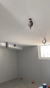 Photo de galerie - Grand sanitaire commun effectué en peinture, résultat très qualitatif B+. support neuf.