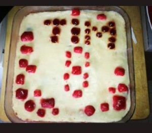 Photo de galerie - Gâteau anniversaire d'un garçon fan de Minecraft qui adore les fraises. 
Création : fraisier amandes sous croûte de chocolat blanc. 
Déco : cubes de fraises gélifiés au sirop et agar-agar