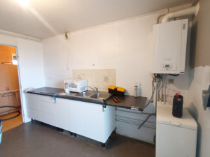 Photo de galerie - Montage d'une cuisine avec meubles, plan de travail, encastrement évier et plaque de cuisson
