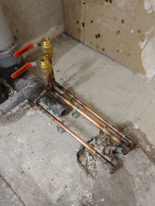 Photo de galerie - Remplacement d'une baignoire par une douche. 
Déplacement des tuyaux. 