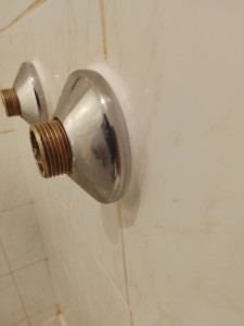 Photo de galerie - Démontage et remontage du mitigeur pour refaire l'étanchéité.