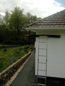 Photo de galerie - Je répare la faîtière. demoussage. démontage cheminée et peinture toit