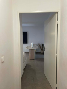 Photo de galerie - *travaux de peinture et enduit sur le couloir
*Inslatation des baguette de joint pour la porte
*travaux de painture sur la porte
