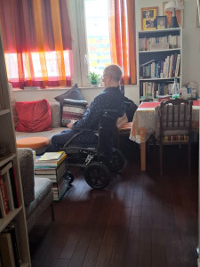 Photo de galerie - Cette photo illustre le deuxième  patient dans l'installation au séjour,  après toilette douche,habillement 