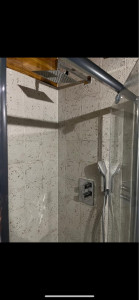 Photo de galerie - Création d’une douche avec robinet encastré, pommeau de douche, ciel de pluie et paroi pivotant