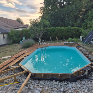 Photo de galerie - Une terrasse autour de piscine