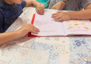 Photo de galerie - Ici, j’accompagne ces deux adorables jumelles dans leurs devoirs de pré-scolaire. J’aime rendre l’apprentissage ludique et motivant, tout en aidant chaque enfant à progresser à son rythme. ?? 