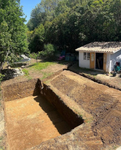 Photo de galerie - Je réalise des travaux de terrassement, préparation de terrain et aménagement extérieur. Sérieux, motivé et appliqué, je peux vous aider pour creuser, niveler, évacuer les gravats, préparer une dalle, installer une piscine ou réaménager votre jardin.