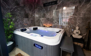 Photo de galerie - Nettoyage et désinfection du spa après chaque départ et avant l’arrivée des prochains voyageurs 