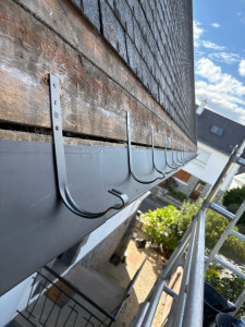 Photo de galerie - Pose de gouttière havraise, nantaise, demi ronde, chenaux 