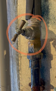 Photo de galerie - La vanne d'arrêt d'eau qui fuit.