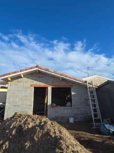 Photo de galerie - Pose de une charpente et toiture en tuiles meridionale chéneau zinc