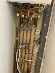 Photo de galerie - Installation d’une chaudière gaz murale création des évacuations création et du réseau 