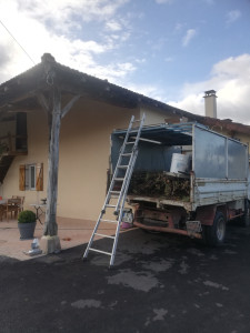 Photo de galerie - Camion pour transport et évacuation 4 tonnes utile avec ridelles haute et manutention, ainsi que remorque basculante hydraulique de 2 tonnes,  pose de chéneaux, terre, gravier, déchets vert, moellons.... 