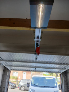 Photo de galerie - Dépose et remplacement porte de garage manuel par une porte motorisée.