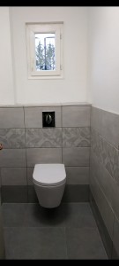 Photo de galerie - Suppression du WC classique et de la moquette murale, installation WC suspendu avec coffrage placo, carrelage et peinture.