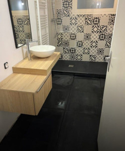 Photo de galerie - La pose du carrelage et tous les travaux de finition sont terminés.