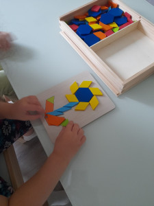 Photo de galerie - Cette activité permet aux enfants d'apprendre les formes, les couleurs et à reproduire un tangram