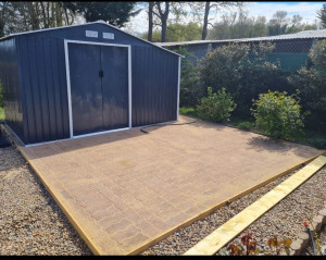 Photo de galerie - Pose de pavé autobloquant  pour abris jardin  .