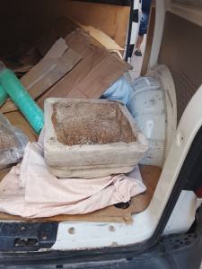 Photo de galerie - Chargement du pied de la vasque dans le fourgon 
