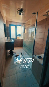 Photo de galerie - Pose de carrelage au sol et au mur , installation d'un receveur de douche et d'une parois 