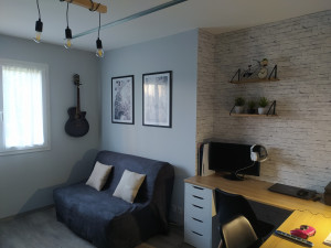 Photo de galerie - Agencement, mise en peinture et tapisserie de ce bureau. choix des couleurs et respect du thème industriel recherché. Création d'un bureau d'angle avec deux caissons Ikea et d'un plan de travail Leroy Merlin.
