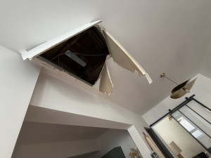 Photo de galerie - Rénovation complète d’un plafond suite à un passage traversant : dépose, isolation phonique, pose de plaques, enduits et mise en peinture. Finition propre et durable ✅