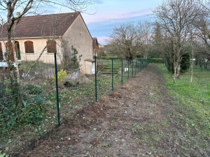 Photo de galerie - Pose de la nouvelle clôture en grillage
