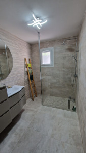 Photo de galerie - Transformation complète de salle de bains avec création douche à l'italienne 