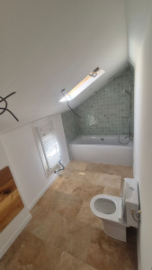 Photo de galerie - Création d'une salle de bain (placo, isolation, enduit, peinture, carrelage, faïence et installation baignoire, wc, sèche serviette) 