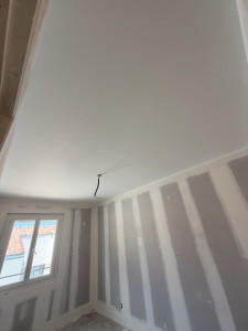 Photo de galerie - Ponçage des bandes puis peinture du plafond en blanc mat 