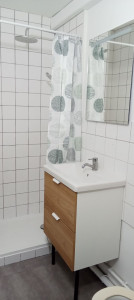 Photo de galerie - Installation d'un meuble lavabo suspendue avec robinetterie et miroir.