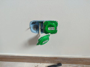 Photo de galerie - Pose prise de courant et prise RJ45 internet sur Oye-Plage 