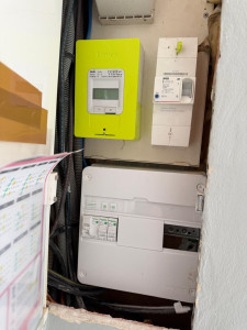 Photo de galerie - Rénovation complète d'un cellier avec ajout d'un tableau électrique.   Réalisation de prises spécialisées pour le lave-linge et le sèche-linge, rajout de plusieurs prises de service ainsi que de plusieurs points d'éclairage.