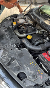 Photo de galerie - Diagnostic 1.5 dCi : mode dégradé et perte de puissance. Remplacement capteur MAP, électrovanne turbo, wastegate et durite. Diagnostic clim : compresseur HS. Autoradio remis en service.