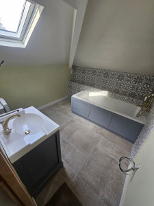 Photo de galerie - «Rénovation complète de salle de bain : pose de carrelage, installation de la baignoire, du lavabo et du WC»