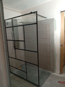 Photo de galerie - Création SDD à l'italienne 
placoplâtre,enduit ,plomberie, faïence ainsi que la mise en place baque a douche , verrière douche,sèche serviette, lavabo et wc 