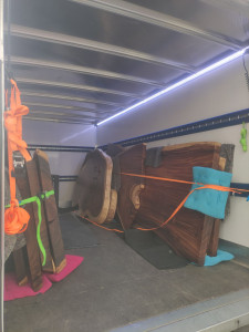 Photo de galerie - Aide au chargement de table en bois massif pesant aux alentours de 150 kilos pour la plupart à la foire aux expositions de Bordeaux 