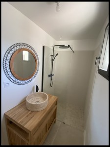 Photo de galerie - Réalisation d'une Salle de bain, avec douche à l'italienne, carrelage mosaïque + carreaux 60/60. Faience 30x60. Plomberie colonne de douche et Vasque posé.
